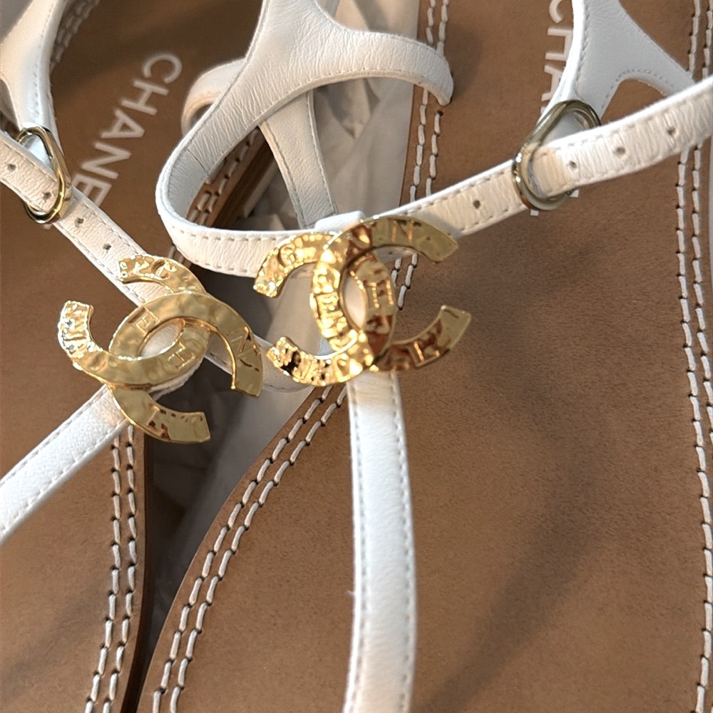 New in box CHANEL size 39 thong shoes sandals flats logo white - Picture 4 of 6
